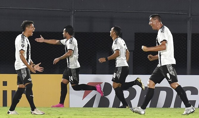 Cristian Báez y sus compañeros celebran un gol. Cuotas de la jornada 6 del Clausura de Paraguay.