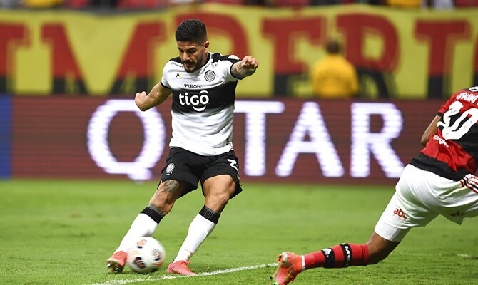 Jorge Recalde del Olimpia ejecutando un disparo. Cuotas jornada 7 del Clausura de Paraguay.
