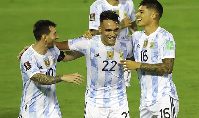 Lautaro Martínez celebra un gol con sus compañeros. Apuestas, Brasil vs Argentina.
