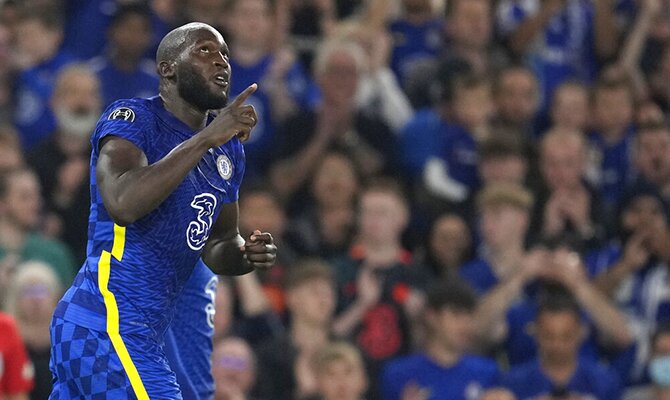 Romelu Lukaku señala al cielo con su dedo tras anotar gol. Apuestas, Juventus vs Chelsea.