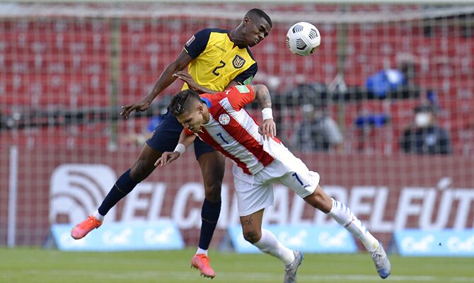 Félix Torres lucha por el balón con Luis Amarilla. Apuestas, Paraguay vs Colombia.