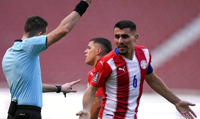 Junior Alonso es amonestado por el colegiado en un partido. Apuestas y cuotas Paraguay vs Venezuela