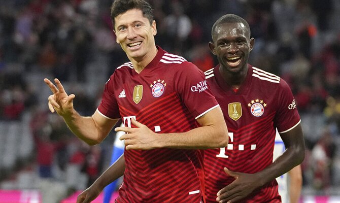 Robert Lewandowski enseñando 3 dedos tras marcar un triplete. Apuestas RB Leipzig vs Bayern Múnich.