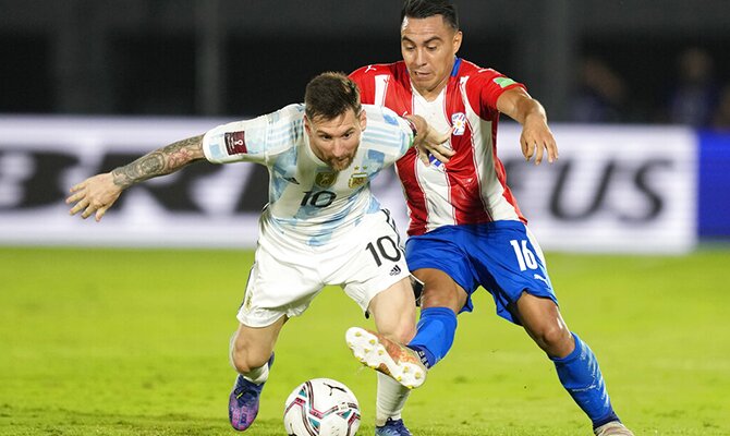 Un jugador de Paraguay pelea con Leo Messi por un balón. Apuestas y cuotas, Chile vs Paraguay.