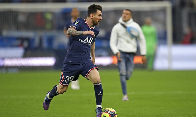 Leo Messi conduce el balón en busca de un pase. Apuestas, cuotas y pronósticos PSG vs Lille.