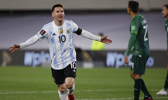 Leo Messi celebrando uno de sus goles ante Bolivia. Apuestas y cuotas, Paraguay vs Argentina.
