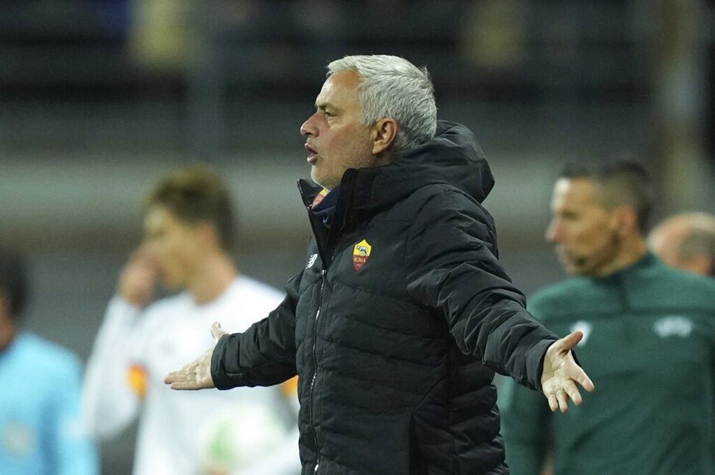 José Mourinho reclama al árbitro en una jugada. Apuestas Serie A, cuotas y picks Roma vs Milan.