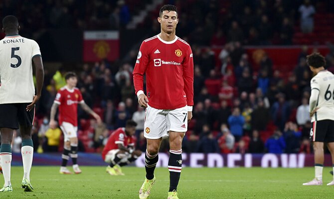 Cristian Ronaldo caminando por el terreno de juego. Apuestas, Tottenham Vs Manchester United.
