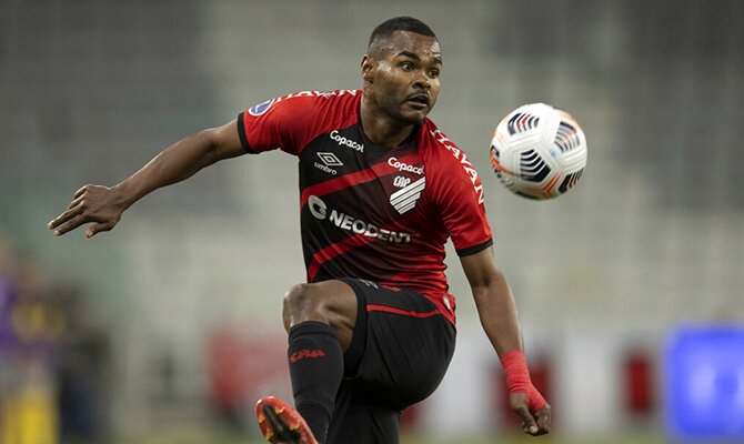 Nikao, del Atlético Paranaense, controlando un balón. Cuotas Athletico Paranaense vs Bragantino.