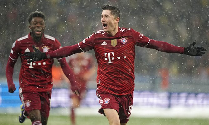 Robert Lewandowski corre por el campo con los brazos abiertos. Borussia Dortmund vs Bayern Múnich.