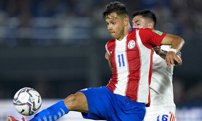 Ángel Romero, de Paraguay, y Claudio Baeza, de Chile, luchan por el balón. Colombia vs Paraguay.