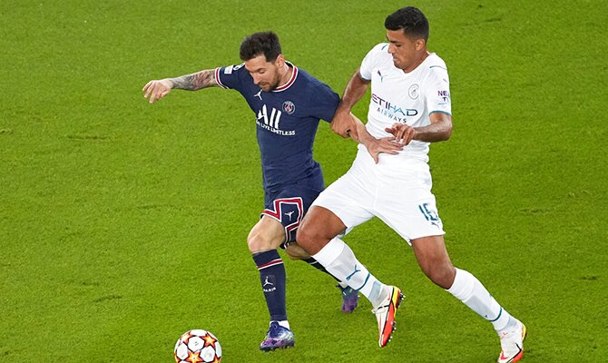 Lionel Messi del PSG sorteando a un rival. Cuotas Manchester City vs PSG.