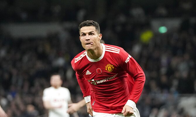 Cristiano Ronaldo antes de ejecutar un lanzamiento. Apuestas, Manchester City vs Manchester United.