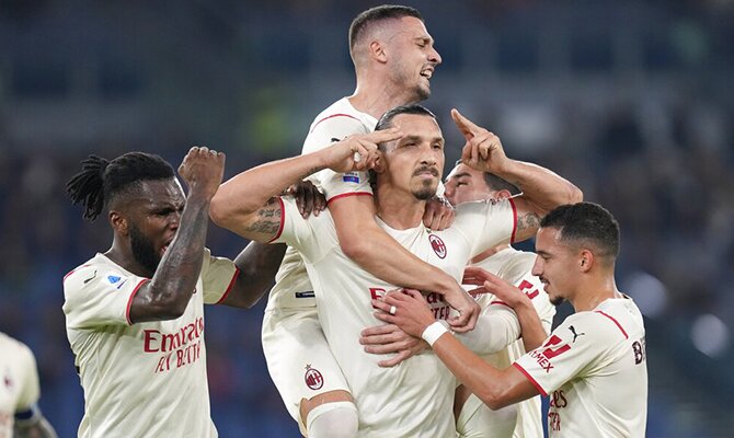 Ibrahimovi? celebra un gol rodeado de compañeros. Apuestas Serie A, cuotas y picks Milan vs Inter.