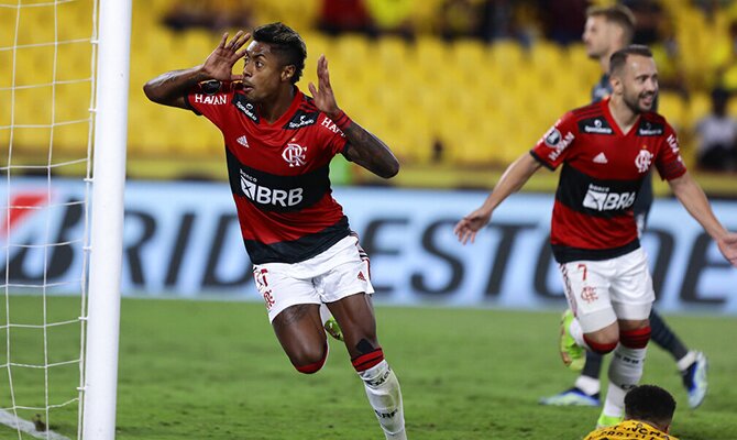 Bruno Henrique celebrando el segundo gol de su equipo ante el Barcelona SC. Palmeiras vs Flamengo.