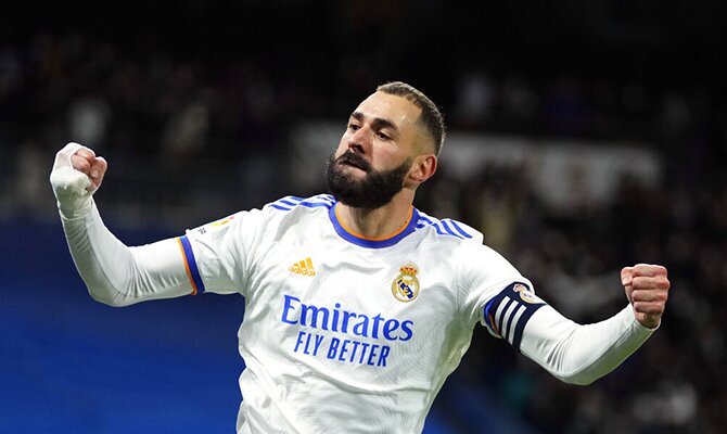 Karim Benzema cierra los puños en señal de celebración. Real Madrid vs Athletic Club.