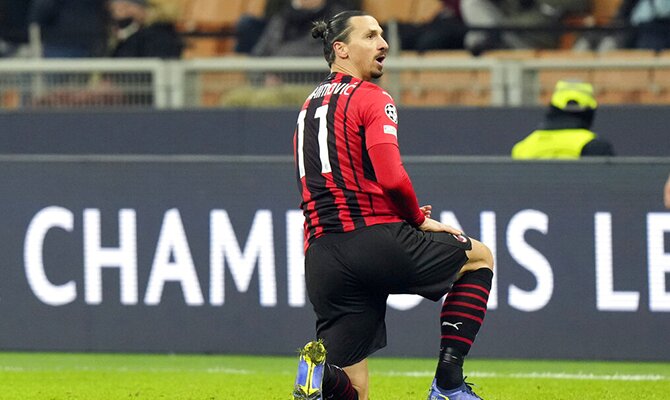 Zlatan Ibrahimovi? con una rodilla clavada sobre el terreno de juego. AC Milan vs Napoli.