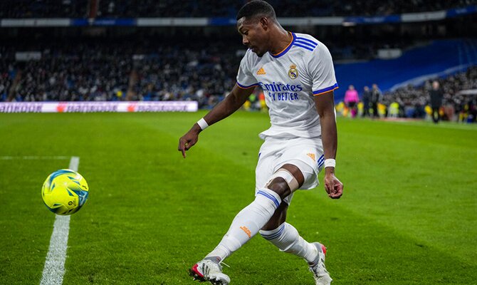 David Alaba del Real Madrid haciendo un pase. Athletic Club vs Real Madrid.