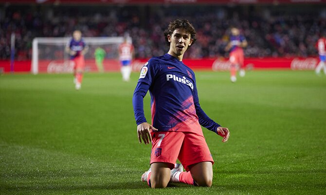 João Félix de rodillas sobre el césped para celebrar un gol. Atlético de Madrid vs Rayo Vallecano.