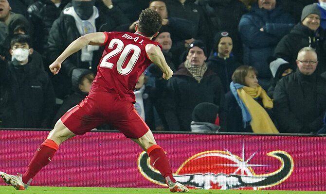 Diogo Jota celebra un gol con el público. Chelsea vs Liverpool.