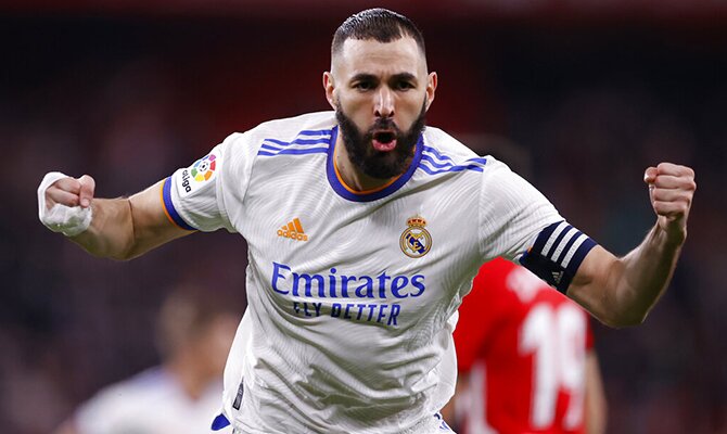 Karim Benzema celebra un gol apretando sus puños. Getafe vs Real Madrid, LaLiga Santander.