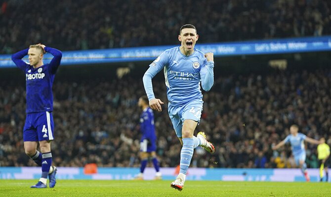 Phil Foden celebrando un gol con la camiseta del City. Manchester City vs Leicester.