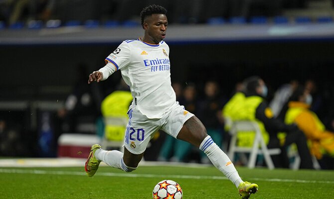 Vinícius Júnior conduciendo un balón. Real Madrid vs Atlético de Madrid.