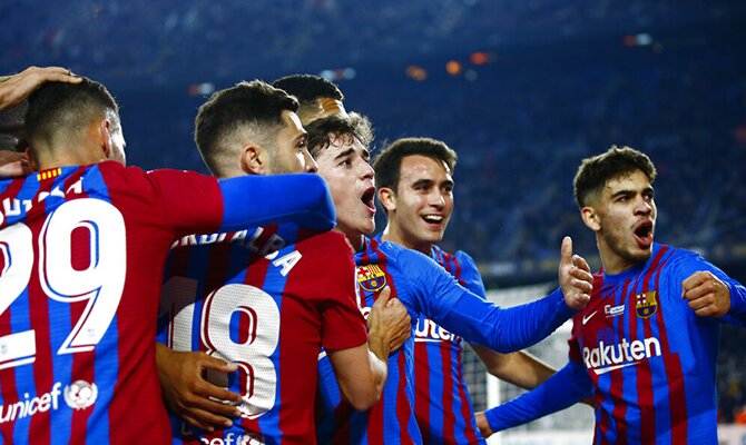 Los jugadores del Barcelona felicitan a Gavi tras un gol. Sevilla vs Barcelona.