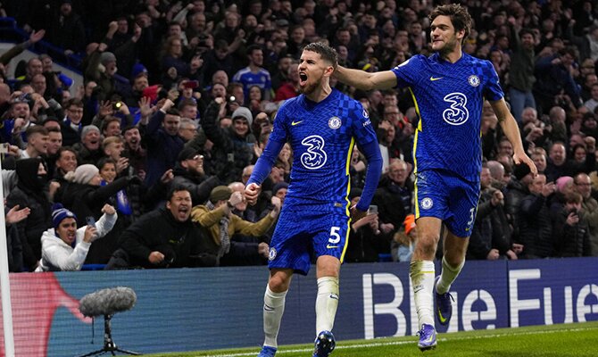 Dos jugadores del Chelsea celebran un gol junto al banderín de córner. Wolverhampton vs Chelsea.