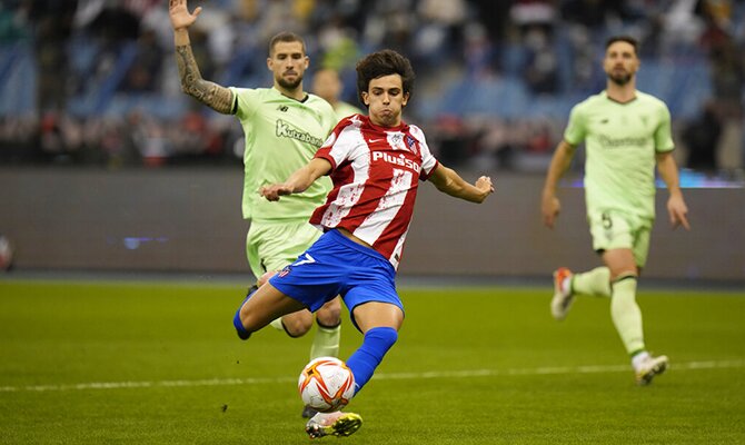 João Félix a punto de golpear con fuerza un balón. Cuotas Atlético de Madrid vs Valencia.