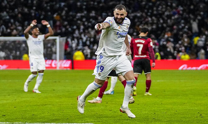 Karim Benzema señala a uno de sus compañeros tras asistirle en un gol. Barcelona vs Real Madrid.