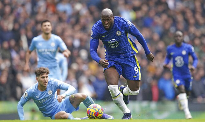Romelu Lukaku corre detrás del balón dejando un hombre en el suelo. Cuotas Chelsea Vs Tottenham.