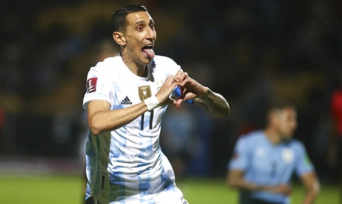 Ángel di María celebra un gol sacando la lengua. Apuesta ya en el Chile vs Argentina.