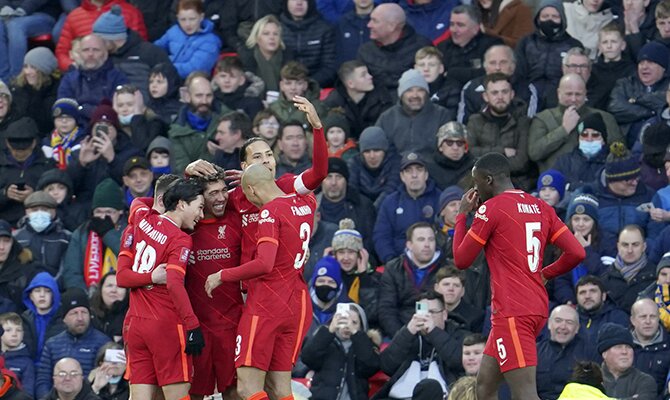 Los jugadores del Liverpool celebran en piña un gol anotado. Liverpool vs Arsenal.