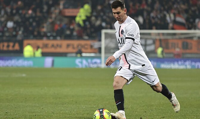 Lionel Messi apunto de golpear el balón. Lyon vs PSG.
