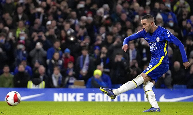Un jugador del Chelsea ejecuta un disparo lejano. Manchester City vs Chelsea.