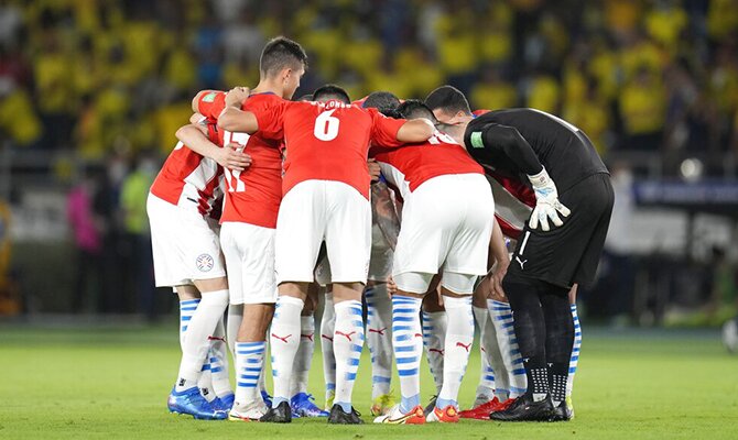 Los jugadores de la Albirroja reunidos en corro. Cuotas y pronósticos Paraguay vs Uruguay.