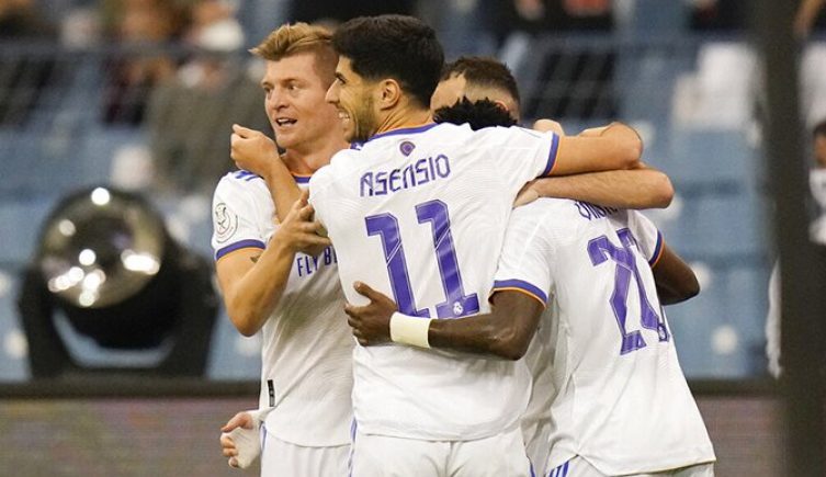 Asensio, Kroos y otros jugadores del Madrid celebran un gol. Real Madrid vs Athletic Club.