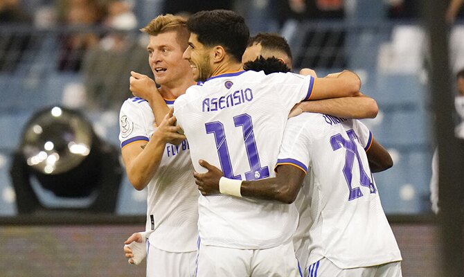 Asensio, Kroos y otros jugadores del Madrid celebran un gol. Real Madrid vs Athletic Club.