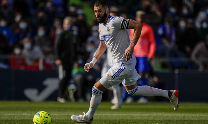 Karim Benzema cabalga con la pelota pro el campo. Real Madrid vs Valencia.
