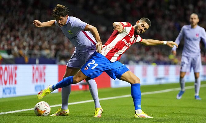 Carrasco pelea por el balón con un jugador del Barcelona. Cuotas Barcelona vs Atlético de Madrid.