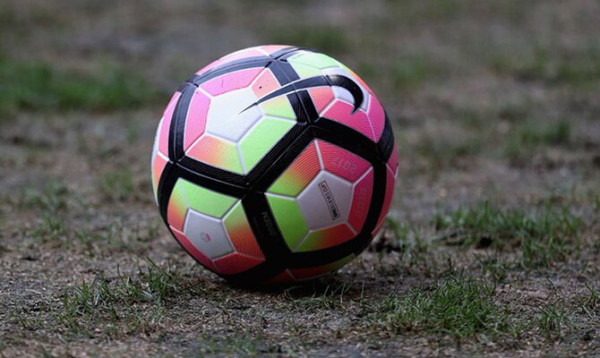 Primer plano de un balón. Cuotas y apuestas del César Vallejo vs Olimpia de la Copa Libertadores.