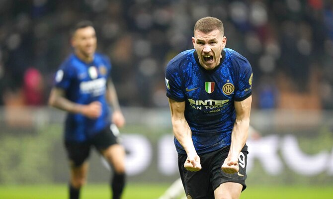 Un jugador del Inter celebra un gol apretando los puños. Cuotas para el Inter de Milán vs AC Milan.