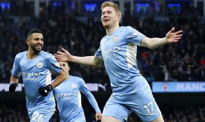 Kevin De Bruyne celebra un gol. Derbi de Mánchester: Manchester City Vs Manchester United.