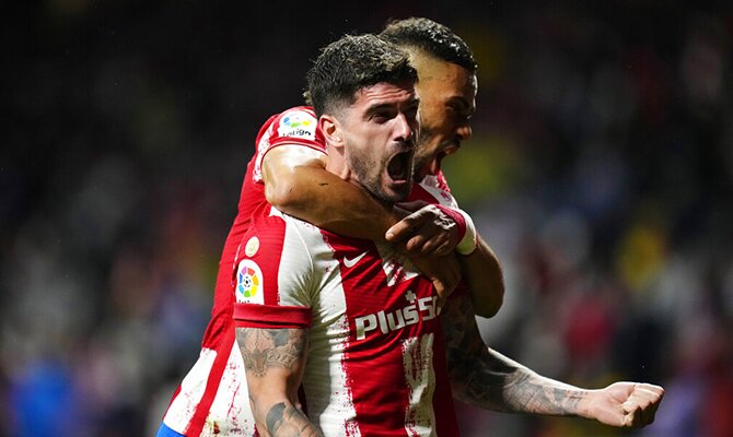 Rodrigo De Paul celebra un gol con Renan Lodi. Manchester United Vs Atlético De Madrid.