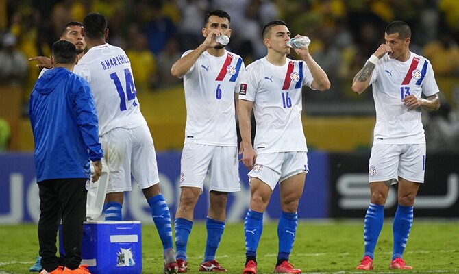 Los jugadores de la Albirroja hidratándose. Paraguay vs Ecuador.