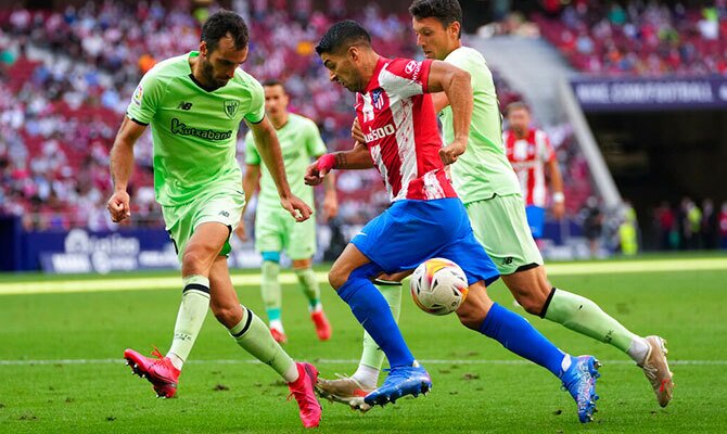 Luis Suarez del Atletico Madrid en accion contra el Athletic Bilbao
