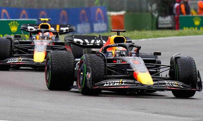 Max Verstappen y Sergio Perez del equipo Red Bull en Imola