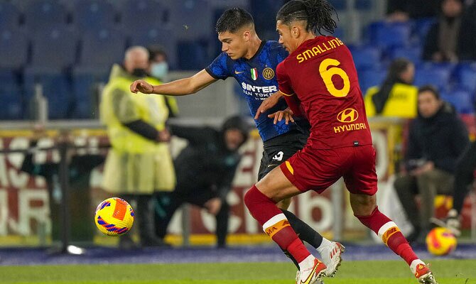 Chris Smalling de AS Roma lucha por el balón en duelo ante el Inter