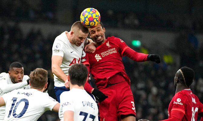 Joel Matip del Liverpool y Eric Dier del Tottenham en disputa aerea